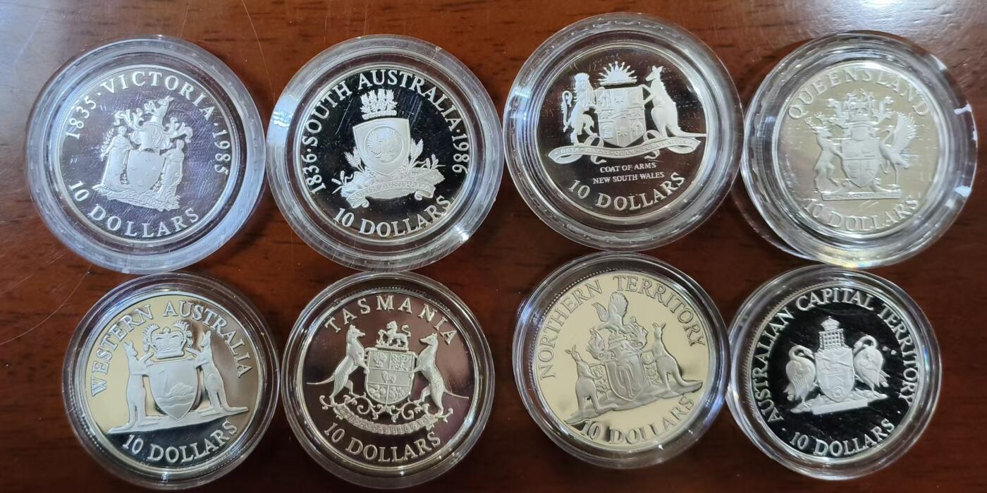 ❤️【币观天下】❤️ 第336期钱币拍卖- 2025.12.26周五晚上6点半场-长期征集拍品 澳大利亚1985--1993州币8枚套 澳大利亚是比较早发行州币的郭嘉之一，这是第一套以各州的州徽为图案 原盒证 含纯银148克