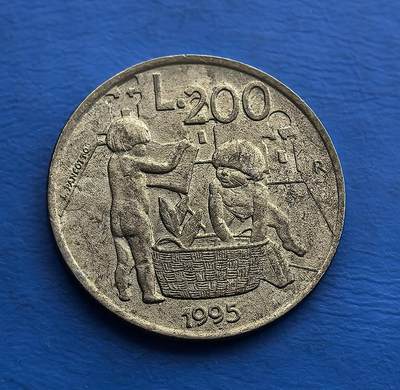 外国优质老铜币高银银币，周六九点倒数截拍，满百包邮，持续收拍 - 圣马力诺1995 年 200 里拉，背面孩童互动场景童趣盎然，带设计师签名；正面 “LIBERTAS” 呼应国家精神。袖珍国发行，岁月包浆独特，集童真画面与国别文化于一体，是趣味收藏的别致之选