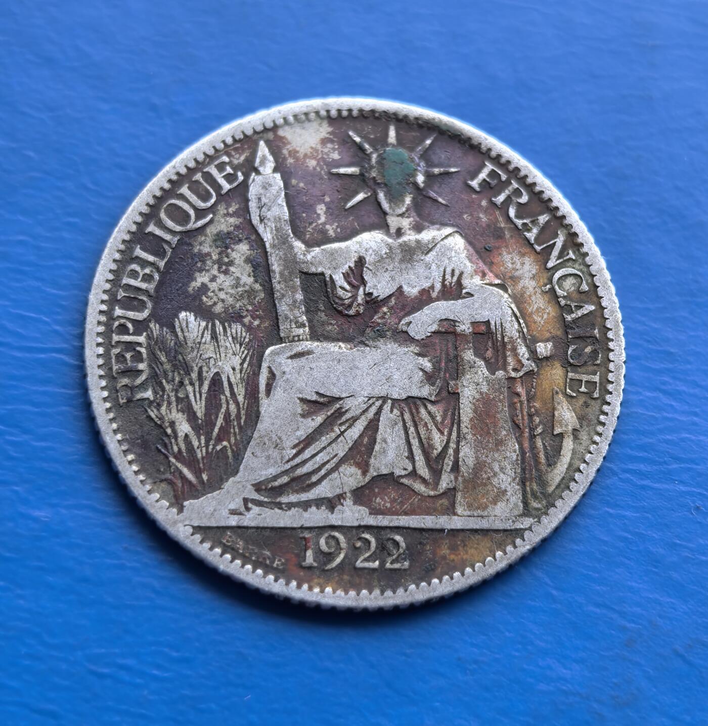 外国优质老铜币高银银币，周六九点倒数截拍，满百包邮，持续收拍 法属印度支那1922 年 20 分银币，见证法国殖民印支（越、老、柬）时代。正面 “自由女神” 坐像（殖民权威符号），背面花环环饰 “20 CENT”，铭文烙刻殖民身份。百年氧化形成绿锈包浆，虽经流通仍藏岁月厚重。承载法殖亚洲史，是解码印支货币、殖民文化的实物标本。银质基底 + 独特包浆 + 稀缺殖民题材，适配专题藏家与历史爱好者，触摸百年殖民风云的珍贵载体 。
