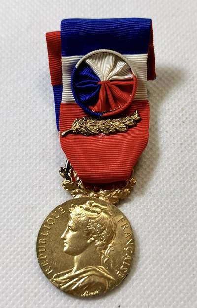 甄臻铺-世界币章拍卖（第45期）精品场拍品征集中，送拍享返佣金等优惠多多 - 法国金级劳工荣誉奖章 纯银镀金 金棕榈勋饰 14.8克 950银 社会安全部版