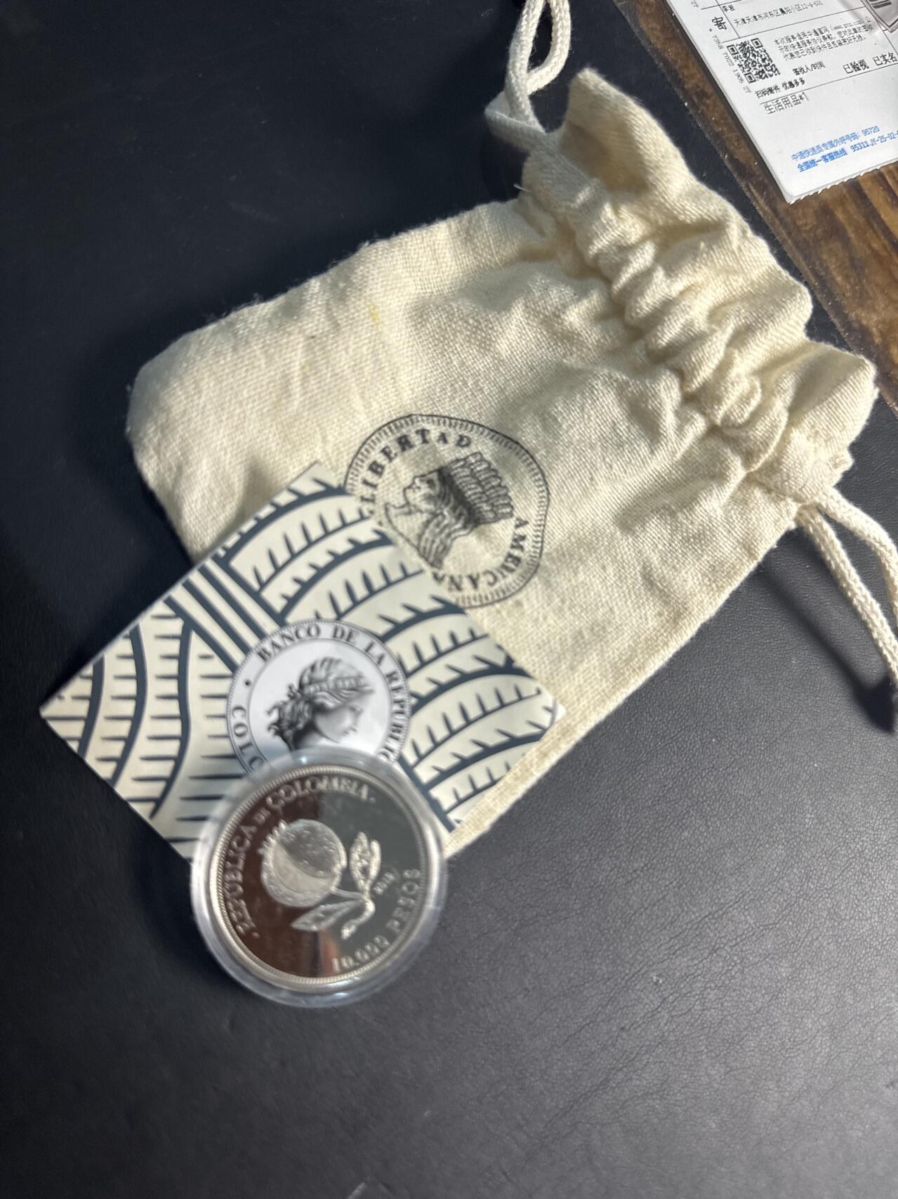 ❤️【币观天下】❤️ 第336期钱币拍卖- 2025.12.26周五晚上6点半场-长期征集拍品 哥伦比亚独立200周年单面精制1万比索纪念币含袋子证书