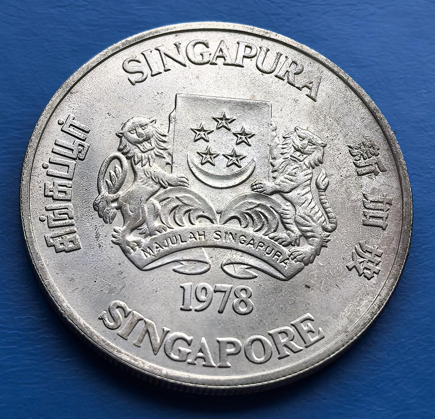 外国优质老铜币高银银币，周六九点倒数截拍，满百包邮，持续收拍 新加坡 1978 年 10 元银币，含银 50%（重 31.1g）。背面雕刻卫星通信天线，定格科技进步瞬间；正面国徽搭配马来、英、泰米尔、中文四种文字，诠释多元文化。见证新加坡通信发展里程碑，设计独特、年代厚重，是科技与文化收藏的特色之选 。