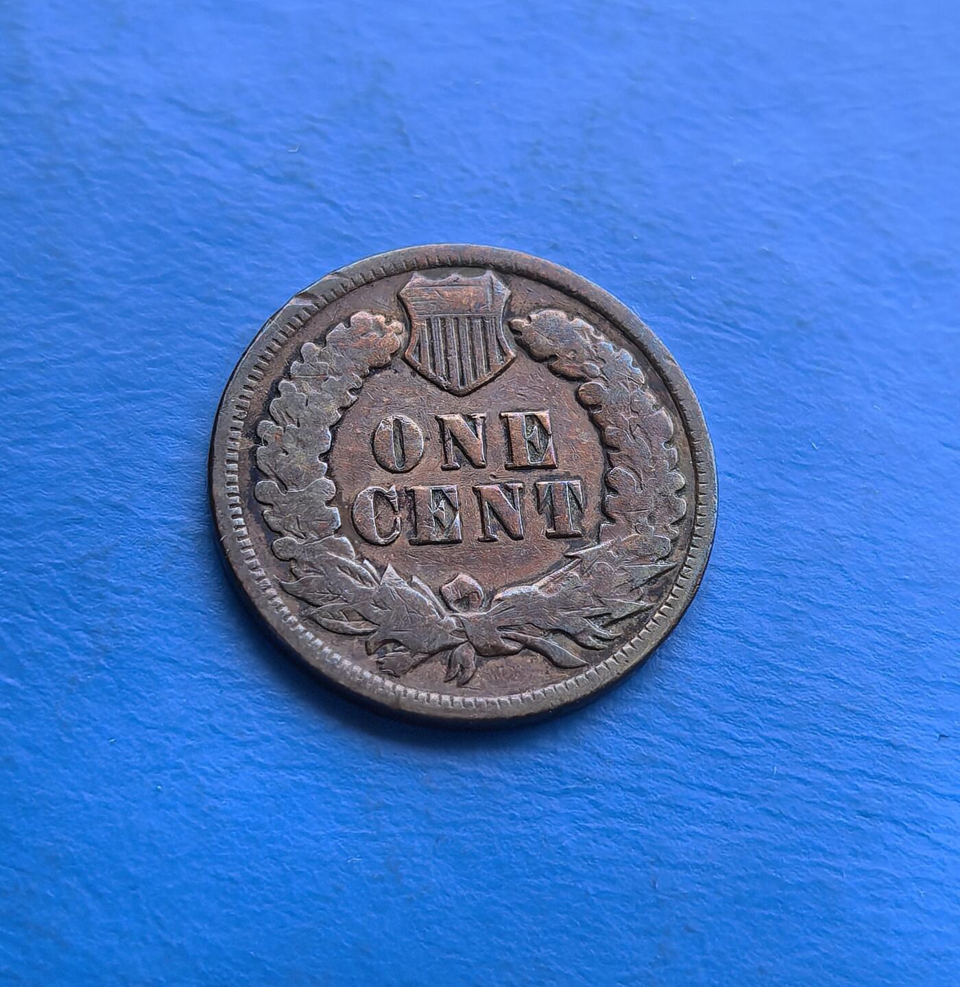 外国优质老铜币高银银币，周六九点倒数截拍，满百包邮，持续收拍 美国印第安人头像1902 年一美分。正面印第安头饰凝萃殖民时代文化符号，背面橡叶花环延续经典设计；青铜材质经百年包浆，尽显岁月厚重。发行于西进运动尾声，见证美国社会扩张与文化碰撞。