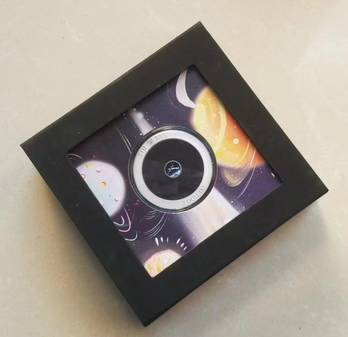 ❤️【币观天下】❤️ 第336期钱币拍卖- 2025.12.26周五晚上6点半场-长期征集拍品 斐济2021年太空站镂空透明镶嵌银币带证书包装