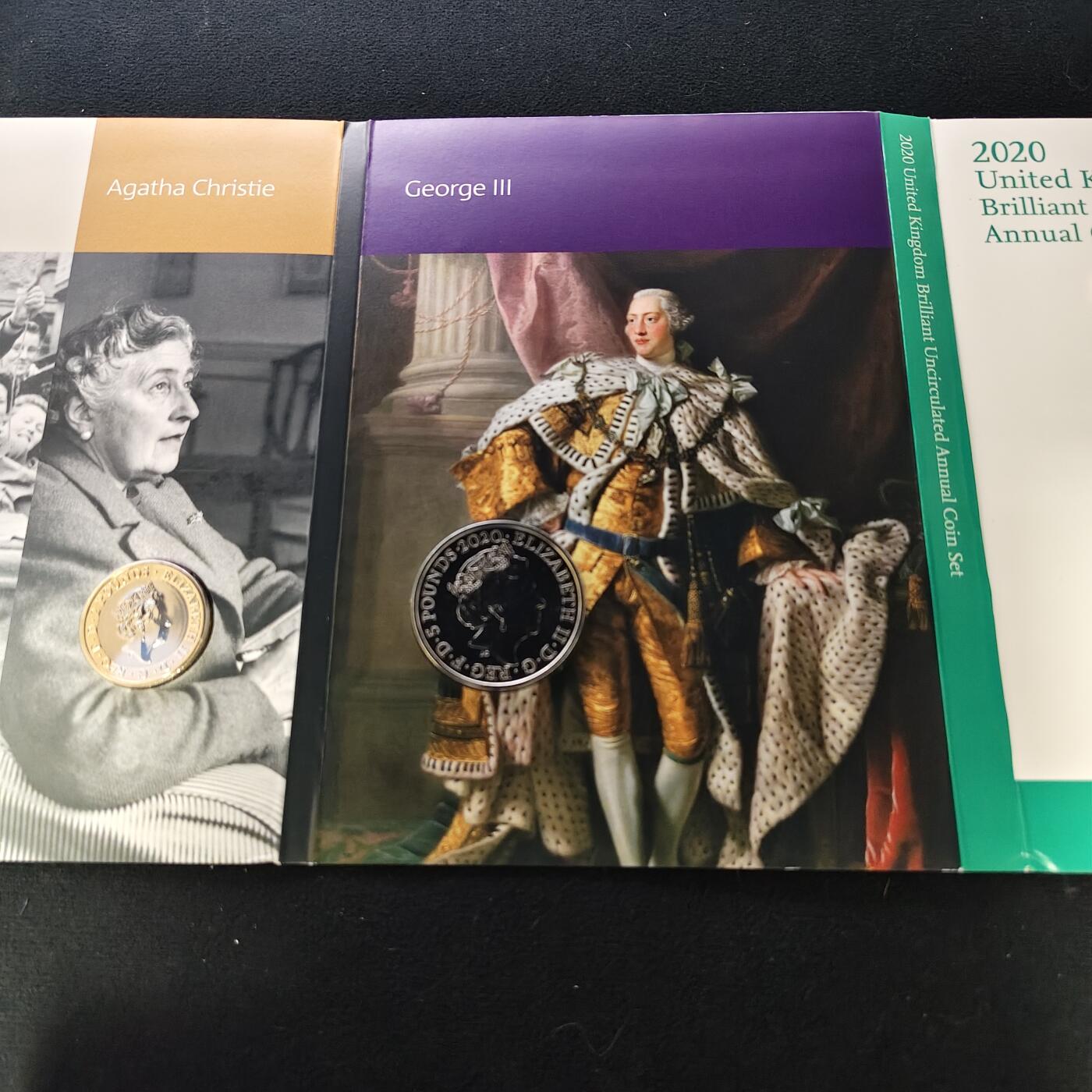【全场包邮】纯粹捡漏拍489场（免费代拍第26场） 英国2020年官方封装套币-含盾徽版套币+5镑乔治三世逝世200周年+2镑欧洲胜利日75周年+2镑阿加莎·克里斯蒂女士第一部小说100周年+2镑五月花号400周年+50便士东京奥运会英国代表队5枚纪念币