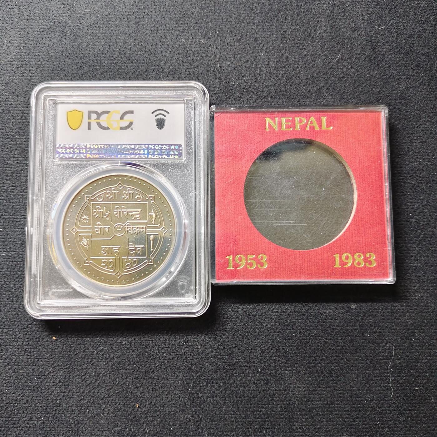 【全场包邮】纯粹捡漏拍489场（免费代拍第26场） 【稀少】尼泊尔1983年10卢比珠穆朗玛峰首次登顶30周年40MM纪念币-带原盒-量2000-PCGS MS66