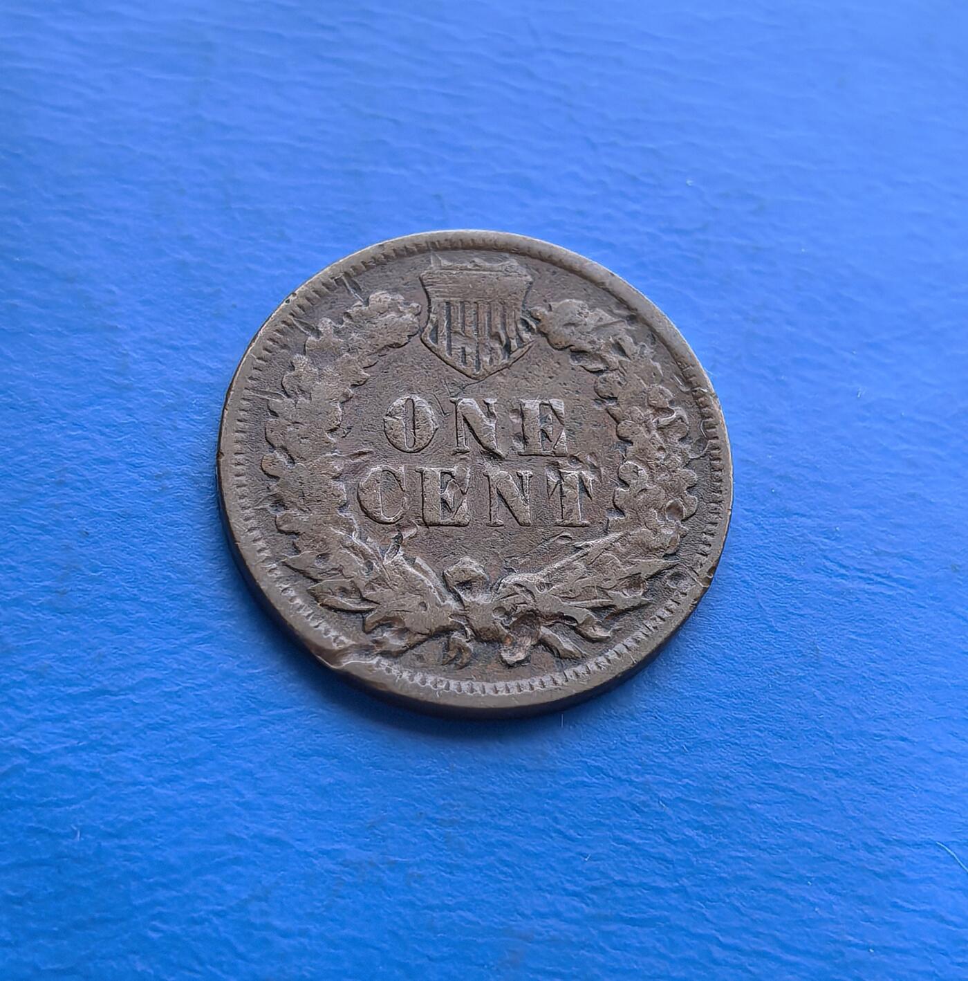 外国优质老铜币高银银币，周六九点倒数截拍，满百包邮，持续收拍 美国印第安人头像1906 年一美分。正面印第安头饰凝萃殖民时代文化符号，背面橡叶花环延续经典设计；青铜材质经百年包浆，尽显岁月厚重。发行于西进运动尾声，见证美国社会扩张与文化碰撞。