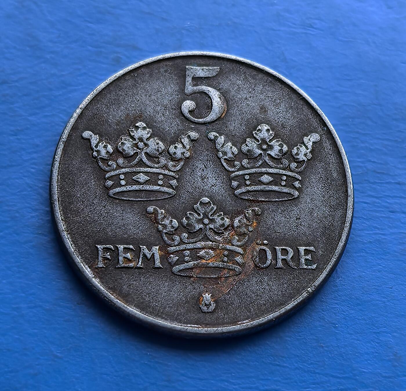 外国优质老铜币高银银币，周六九点倒数截拍，满百包邮，持续收拍 瑞典1944 年 5 欧尔硬币，背面三皇冠为瑞典国徽核心符号，正面 “人民为祖国” 呼应时代精神。二战年份叠加北欧王室印记，复古包浆显岁月痕迹，是北欧钱币收藏中，承载历史符号与战时记忆的特色藏品 。