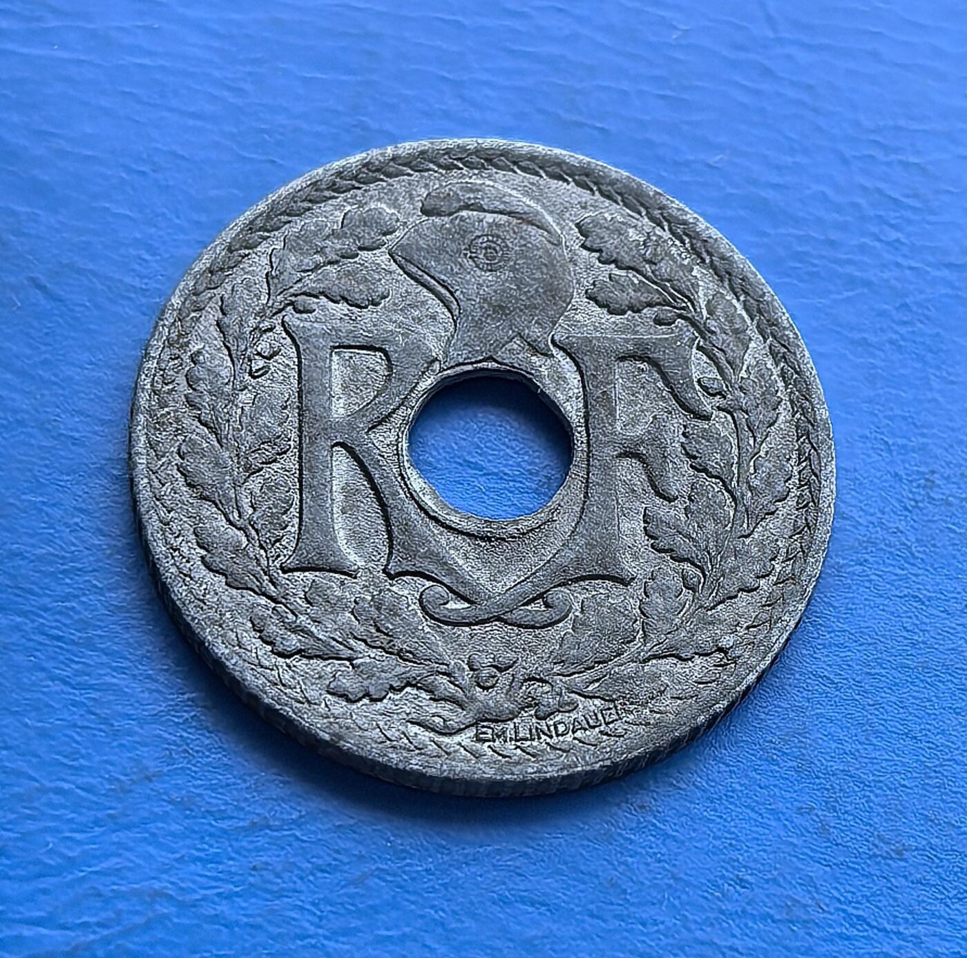 外国优质老铜币高银银币，周六九点倒数截拍，满百包邮，持续收拍 法国维希政权1941 年 10 生丁圆孔币，铸于二战沦陷期。正面镌共和理念 “自由平等博爱”，背面 “RF” 配头盔（战时符号），圆孔设计因物资短缺而生。承载法国黑暗岁月记忆，见证特殊时期货币简化，是二战欧洲被占史的实物标本，亲民门槛解码战时经济与政治脉络 。