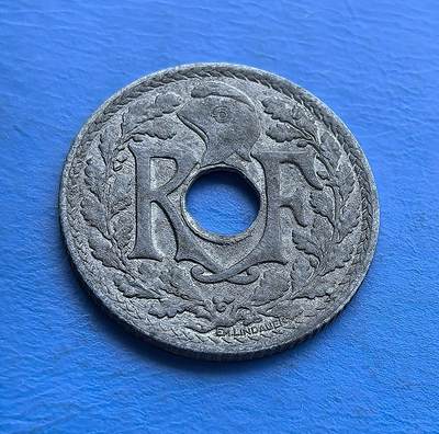 外国优质老铜币高银银币，周六九点倒数截拍，满百包邮，持续收拍 - 法国维希政权1941 年 10 生丁圆孔币，铸于二战沦陷期。正面镌共和理念 “自由平等博爱”，背面 “RF” 配头盔（战时符号），圆孔设计因物资短缺而生。承载法国黑暗岁月记忆，见证特殊时期货币简化，是二战欧洲被占史的实物标本，亲民门槛解码战时经济与政治脉络 。