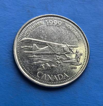 外国优质老铜币高银银币，周六九点倒数截拍，满百包邮，持续收拍 - 加拿大1999 年25 分水上飞机纪念币，属千禧系列 “十一月” 主题。背面浮雕水上飞机、人物互动场景，双语标注 “NOVEMBER”，还原加国北方生活风貌；正面女王王冠像经典。题材独特，定格千禧年过渡时刻，细节承载地域文化，是航空、钱币收藏的特色标本，见证时代与地域交融的收藏价值 。00字简述这枚币的卖点