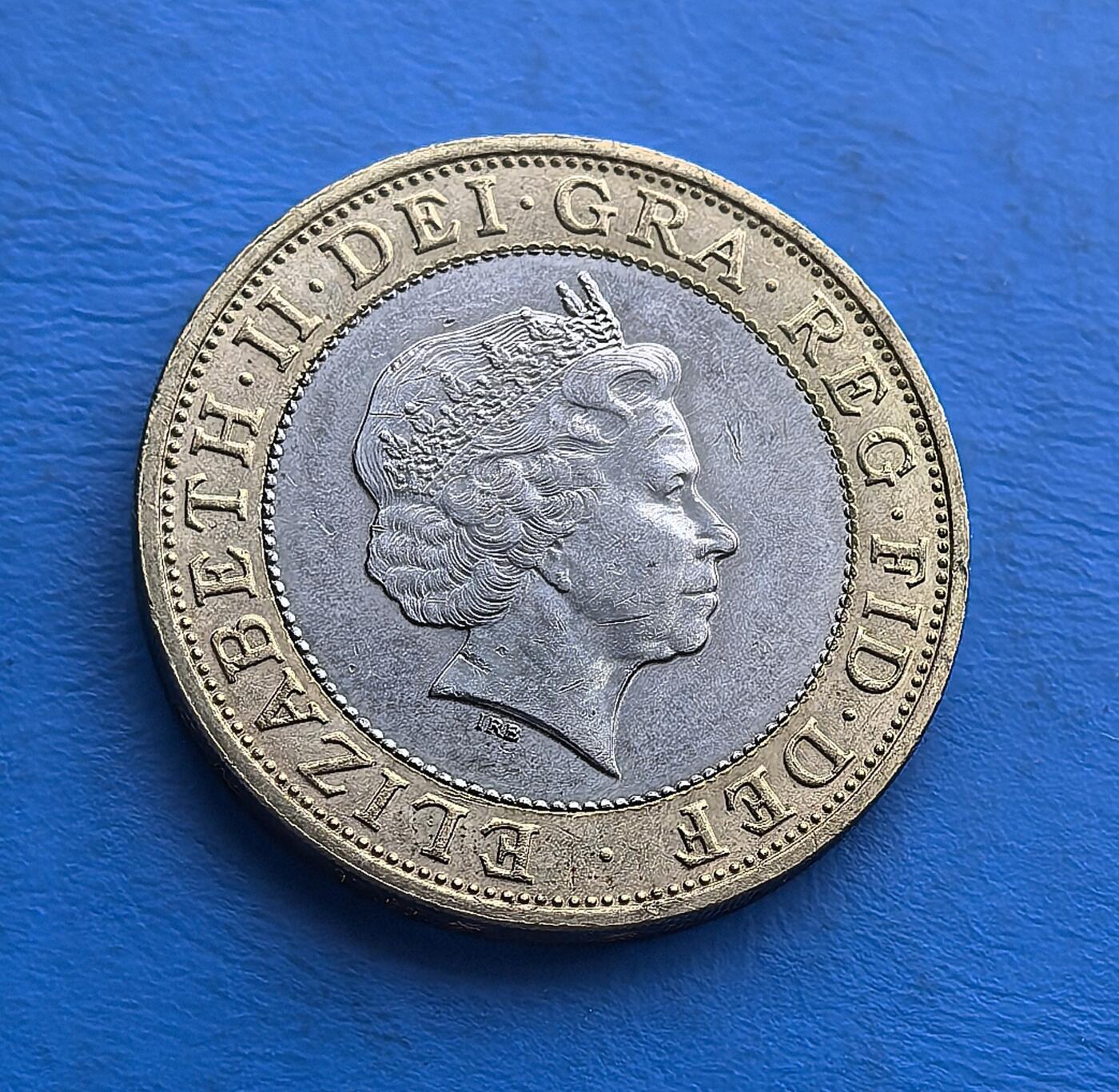 外国优质老铜币高银银币，周六九点倒数截拍，满百包邮，持续收拍 英国 2 英镑1998 年双色币，背面以齿轮、电路纹诠释 “工程与技术” 主题，呼应工业革命到科技时代的跨越；正面镌伊丽莎白二世肖像，双色金属（镍黄铜外环 + 白铜内芯）工艺细腻。发行于千禧前夕，凝聚时代科技展望，是现代钱币中艺术与历史价值兼具的收藏标的 。