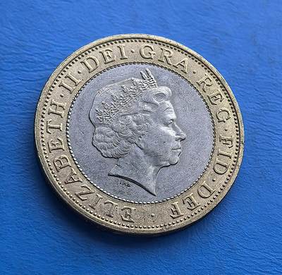 外国优质老铜币高银银币，周六九点倒数截拍，满百包邮，持续收拍 - 英国 2 英镑1998 年双色币，背面以齿轮、电路纹诠释 “工程与技术” 主题，呼应工业革命到科技时代的跨越；正面镌伊丽莎白二世肖像，双色金属（镍黄铜外环 + 白铜内芯）工艺细腻。发行于千禧前夕，凝聚时代科技展望，是现代钱币中艺术与历史价值兼具的收藏标的 。