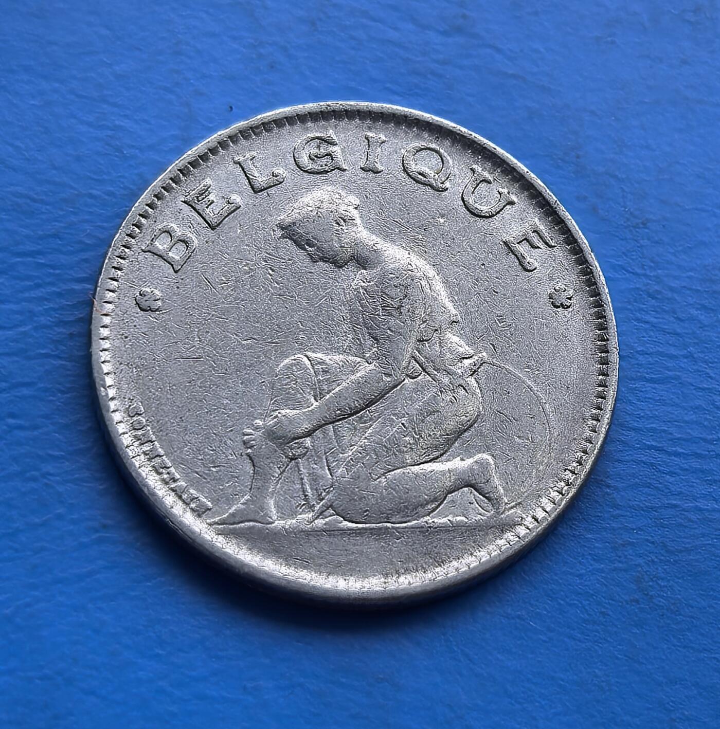 外国优质老铜币高银银币，周六九点倒数截拍，满百包邮，持续收拍 比利时 1923 年1 法郎，铸于一战后重建期。正面墨丘利节杖象征商业复苏，背面坐姿女神代表国家韧性，凝萃战后复兴愿景。银质包浆载岁月痕迹，见证比利时经济重整历程。作为两次大战间期货币，承载战后记忆，是欧洲历史与币藏的亲民标本，解码小国复兴脉络 。