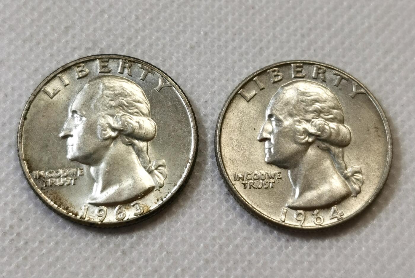 甄臻铺-世界币章拍卖（第45期）精品场拍品征集中，送拍享返佣金等优惠多多 UNC美国1963、64年华盛顿25分银币2枚原光 12.5克 含银90% 纯银价170多，细节见图