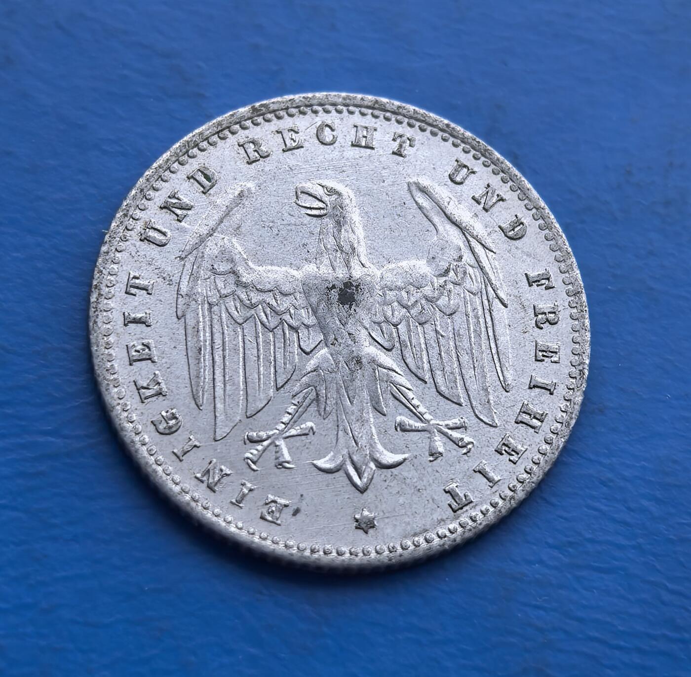 外国优质老铜币高银银币，周六九点倒数截拍，满百包邮，持续收拍 德国 1923 年200 马克，铸于魏玛共和国 巅峰时期。铝质映战后资源匮乏，正面鹰徽环 “统一、正义、自由”，背面标面额与年份。见证一战后经济崩溃，是极端通胀的实物标本，承载魏玛时代动荡，为经济史与德国币藏的独特标的 。