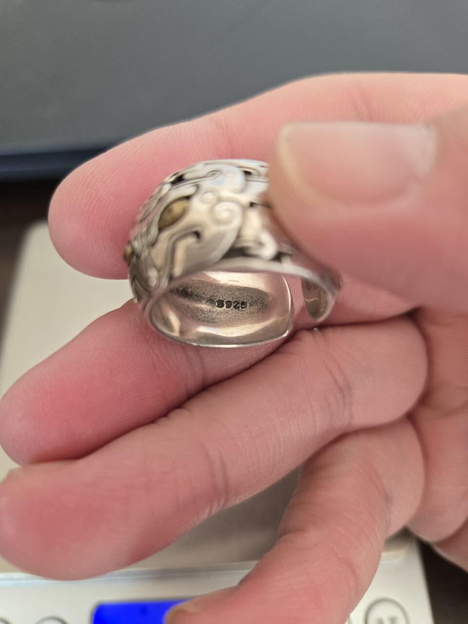 西秦中古拍卖第七十期 精工饕餮纹925银男戒活口戒指，镶嵌精炼黄铜双眼，图案纹饰清晰立体，带银戳，年轻人中年人都适合，自用送礼都合适，重量如图三所示