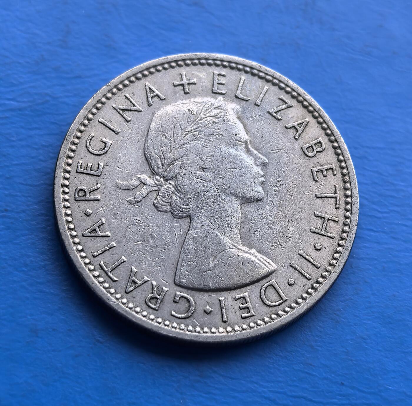 外国优质老铜币高银银币，周六九点倒数截拍，满百包邮，持续收拍 英国1965 年两先令硬币，恰逢货币改革前夕。背面都铎玫瑰、蓟花等图案，凝萃联合王国四族象征；正面年轻女王像，定格王室风华。铜镍材质，流通品相承载 60 年代英伦记忆，是解码英国货币史、触摸 “联合” 符号的亲民标本，适配不列颠文化藏家 。