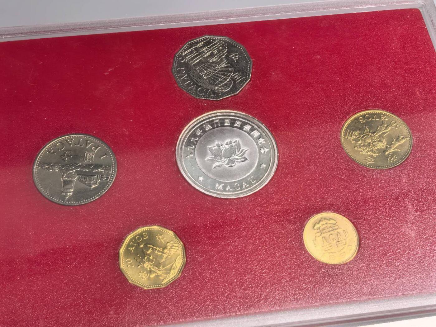 小驴勋章奖章收藏12月27日周六晚六点拍卖（珍爱和平，收藏战争，铭记历史，勿忘国耻，忠党爱国。有偿代拍，送拍规则在简介最后，参拍须阅读规则后再参拍，关系到运费包装发货时效真假辨别等关键信息，拍卖时不再发原图，看大图店主微信码在拍卖店铺介绍里） 澳门回归纪念币带盒