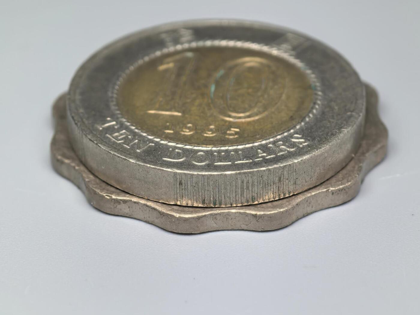 小驴勋章奖章收藏12月27日周六晚六点拍卖（珍爱和平，收藏战争，铭记历史，勿忘国耻，忠党爱国。有偿代拍，送拍规则在简介最后，参拍须阅读规则后再参拍，关系到运费包装发货时效真假辨别等关键信息，拍卖时不再发原图，看大图店主微信码在拍卖店铺介绍里） 香港10元双色10元、紫荆花形状2元硬币一组