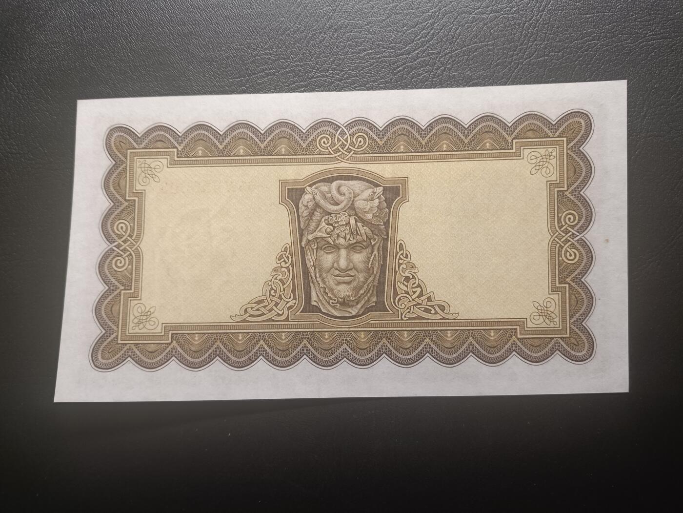 2025十二月第五期，总210期 爱尔兰1953年5镑AUNC无47，早期下方有英爱两国货币互换协议的版本，爱尔兰人格化象征“拉维利夫人”