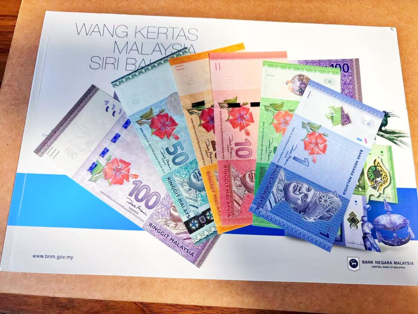 【Blue Auction】世界纸币精拍第768期——18级TOP拍卖/信誉/品质/专业/高效💫 【带册 一组6张全同号AA冠无47】马来西亚1-100林吉特 全新UNC