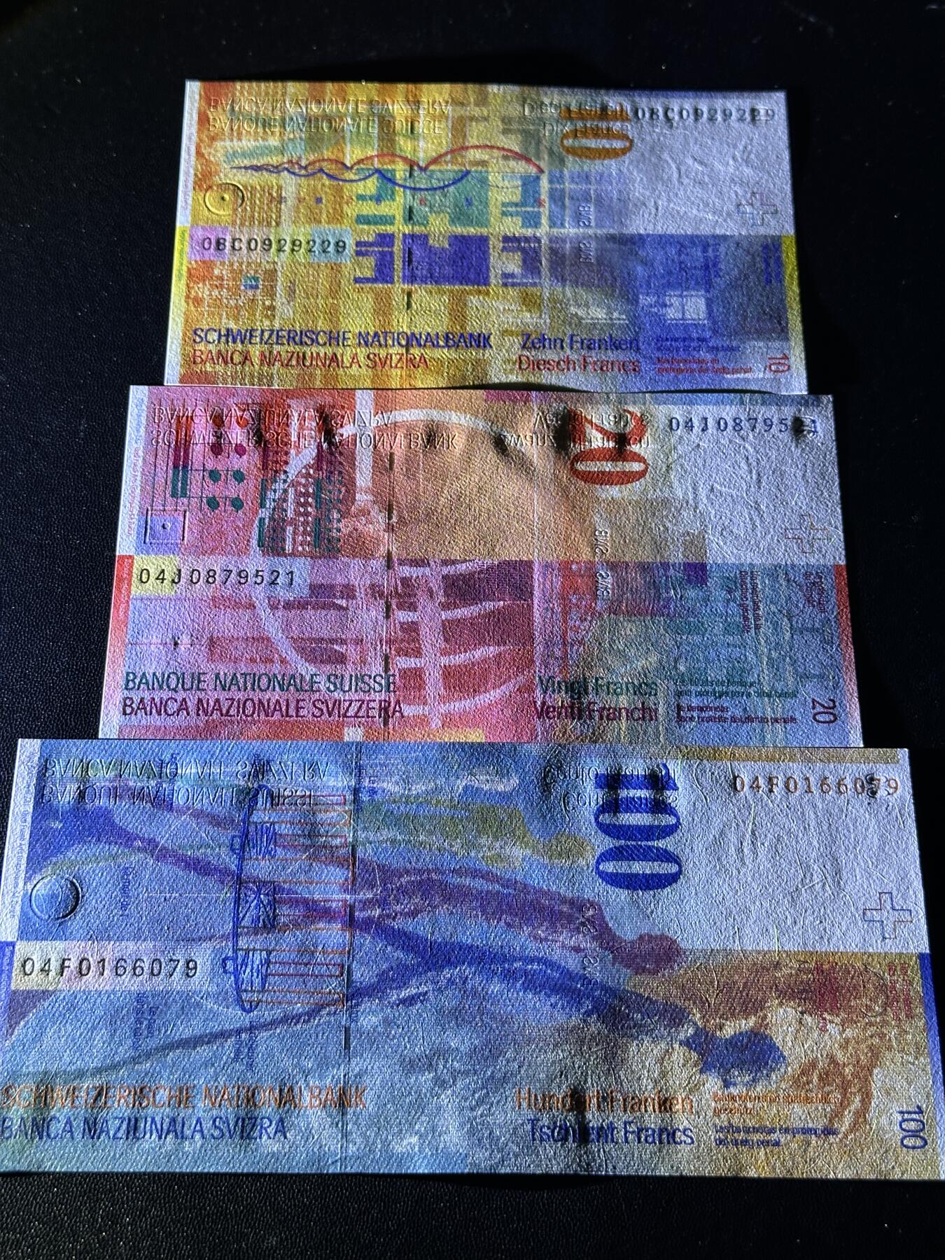 《外钞收藏家》第五百九十七期（年底收官场）（本平台长期征集拍品、欢迎藏友们联系合作） 2004、08年瑞士人像竖版10、20、100法郎 3张一起 全新UNC