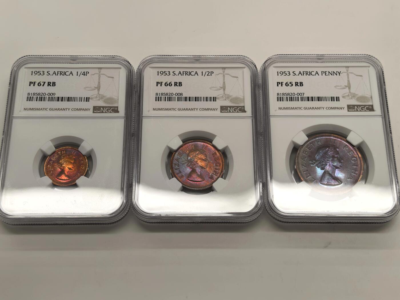 博洋堂世界钱币拍卖第154期（全场包邮） NGC PF65-68 英属南非1953年女王登基纪念套币 伊丽莎白二世 5先令~1/4便士 6银3铜 币面青年女王肖像（时年 25 岁）与本土版一脉相承 整套品相难得高分 原配绒布盒完整留存 一套集齐 无需再配 套币玩家不容错过