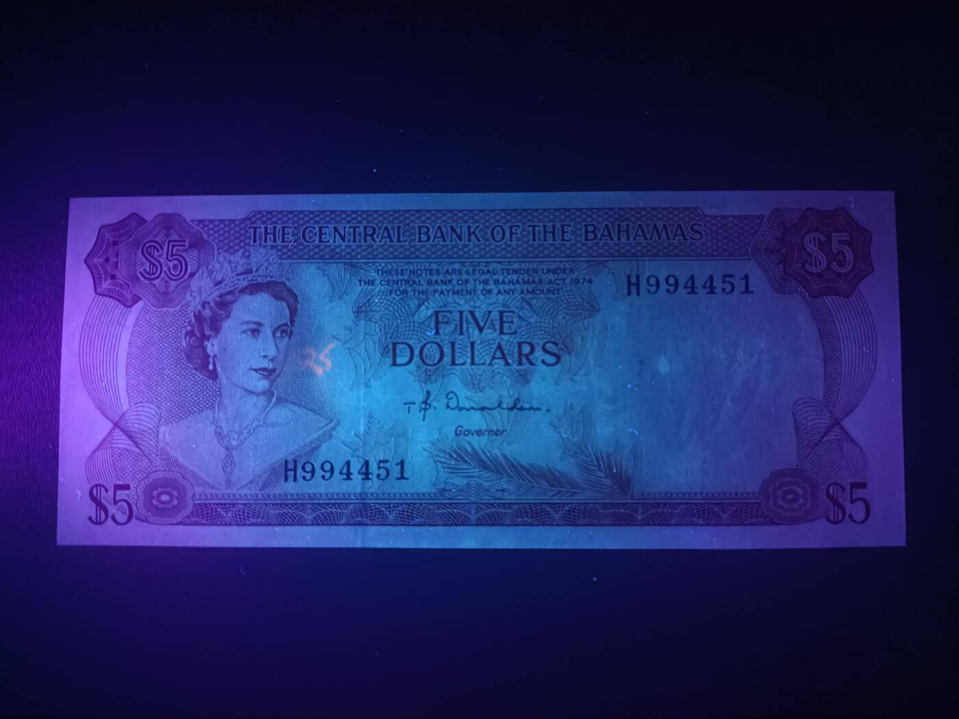2025十二月第五期，总210期 巴哈马1974年5元AUNC有字迹印，后期中央银行版本，大冠女王和总督府