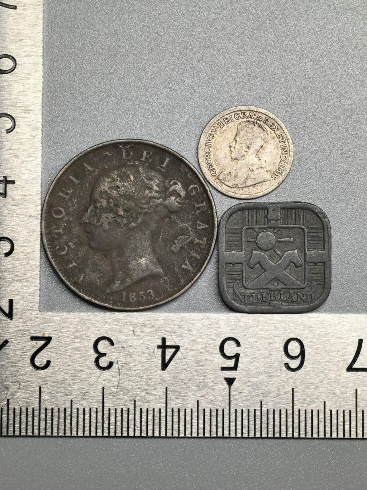 小驴勋章奖章收藏12月27日周六晚六点拍卖（珍爱和平，收藏战争，铭记历史，勿忘国耻，忠党爱国。有偿代拍，送拍规则在简介最后，参拍须阅读规则后再参拍，关系到运费包装发货时效真假辨别等关键信息，拍卖时不再发原图，看大图店主微信码在拍卖店铺介绍里） 英国1853年半便士铜币，加拿大1916年5分小银币，荷兰41年5分锌币一组