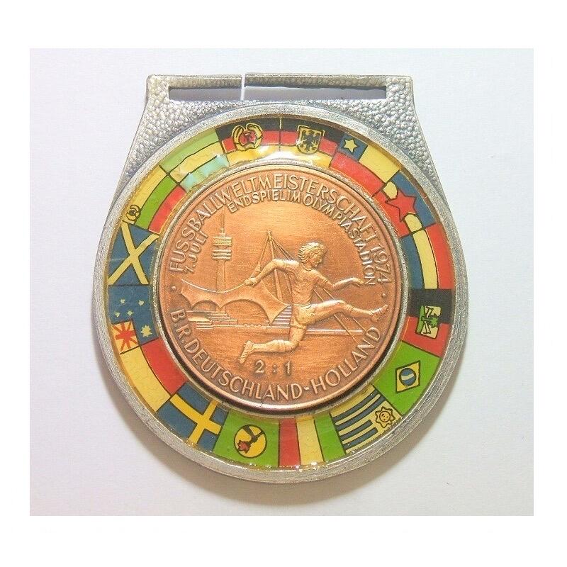 【旋风钱币】1月10日19:00准时开拍 精美欧洲币章、银币银章、第三帝国钱币等 全场包邮！ 德国1974年世界杯16队国旗 彩色高浮雕精制双色大铜章 50MM