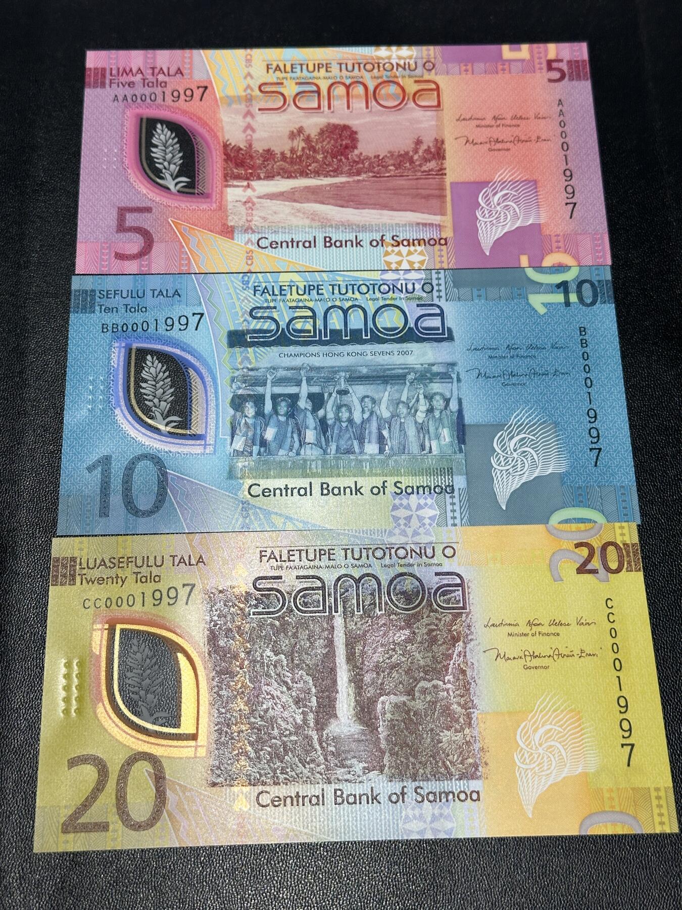 《外钞收藏家》第五百九十七期（年底收官场）（本平台长期征集拍品、欢迎藏友们联系合作） 萨摩亚5、10、20面额3张 首发冠全同号1997号 全新UNC