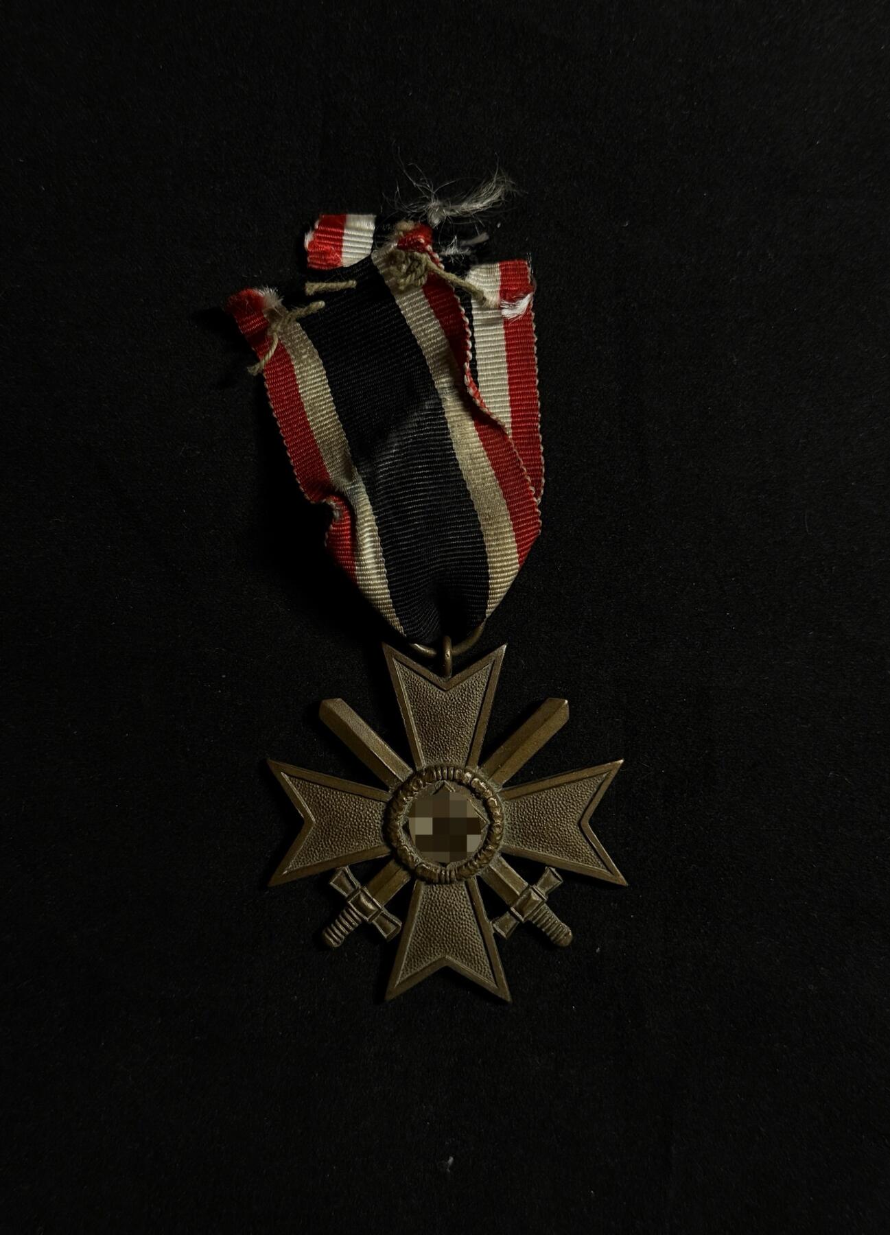 欢庆元旦！戎马世界章牌大赏第109期元旦大拍 铭记历史，珍爱和平！德国二战二级战功十字勋章，绶带有破损