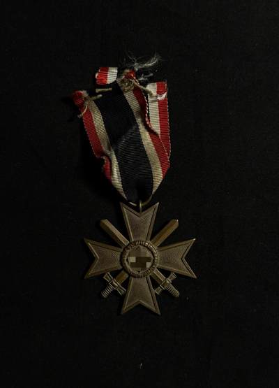 欢庆元旦！戎马世界章牌大赏第109期元旦大拍 - 铭记历史，珍爱和平！德国二战二级战功十字勋章，绶带有破损