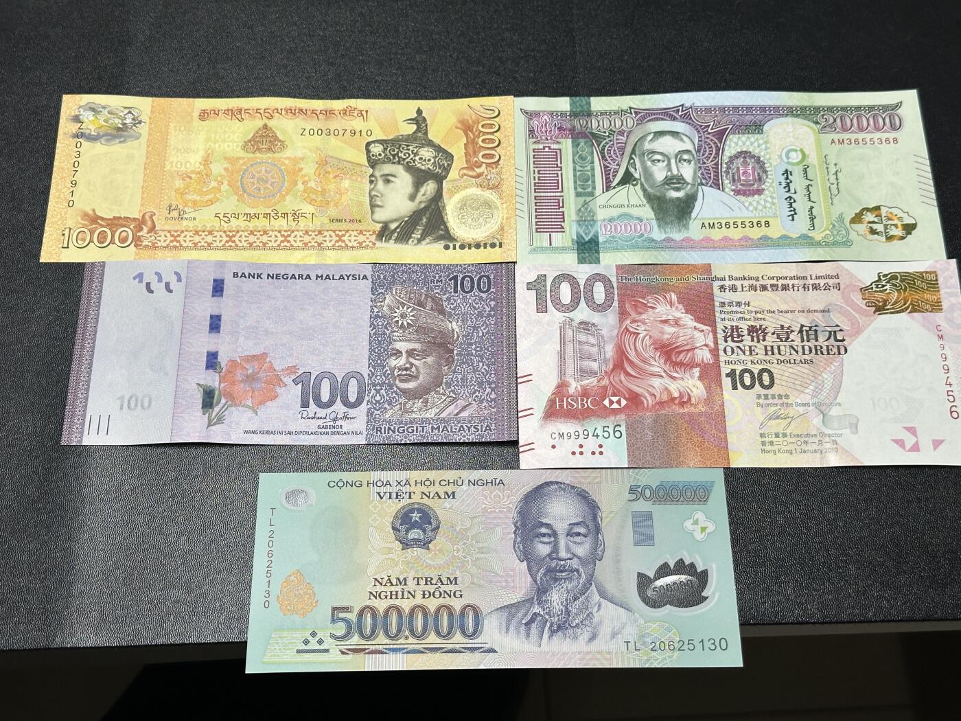 《外钞收藏家》第五百九十七期（年底收官场）（本平台长期征集拍品、欢迎藏友们联系合作） 不丹1000补号+马来西亚100林吉特+蒙古2万+港币100+越南50万 五张一起 全新UNC