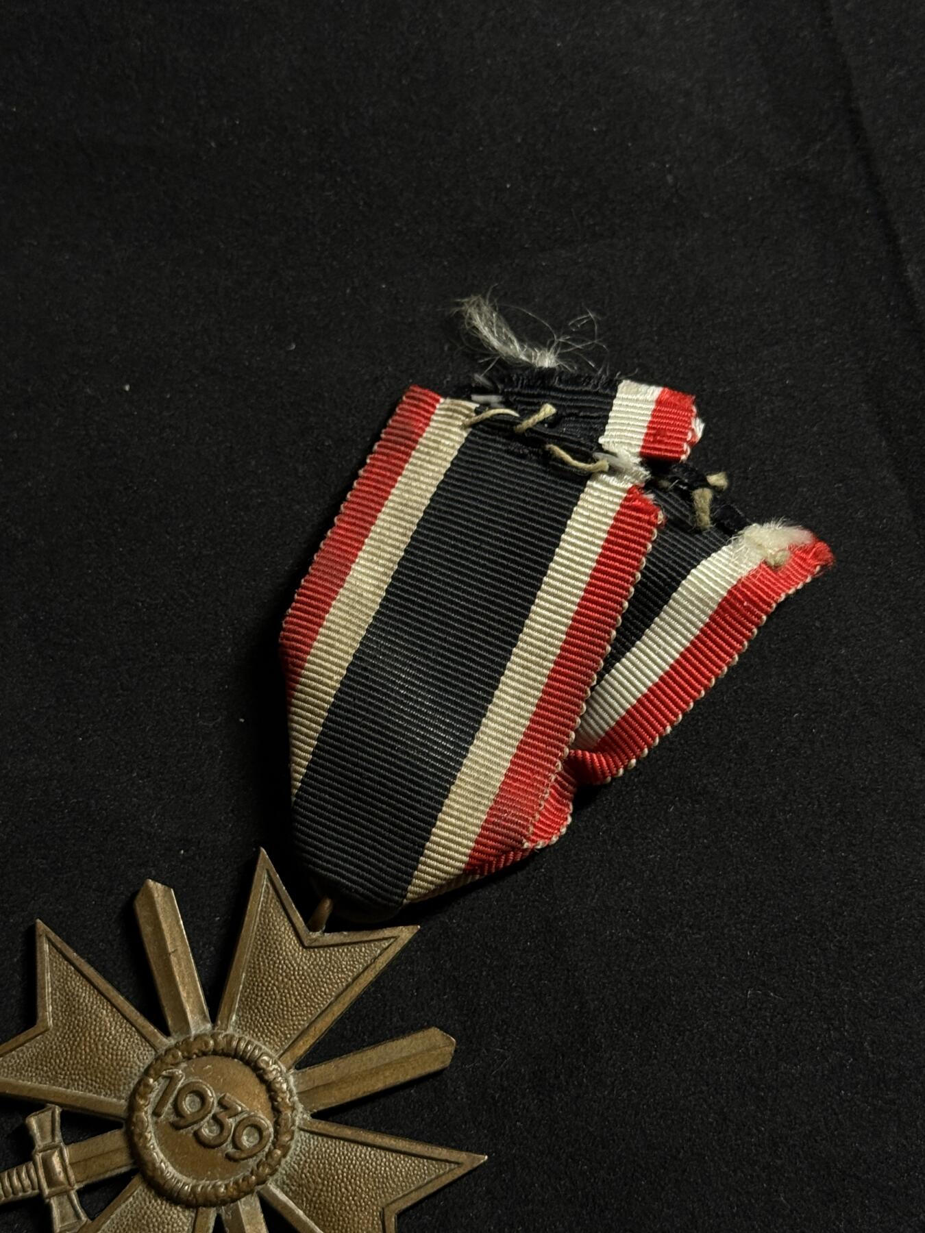 欢庆元旦！戎马世界章牌大赏第109期元旦大拍 铭记历史，珍爱和平！德国二战二级战功十字勋章，绶带有破损