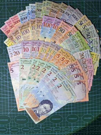 【炜奕收藏】，第五十四期，本场佣金已改，请大家注意 - 委内瑞拉2-20000彩虹钞共61张，基本全新UNC品相，不排除部分存在压痕轻微角折现象