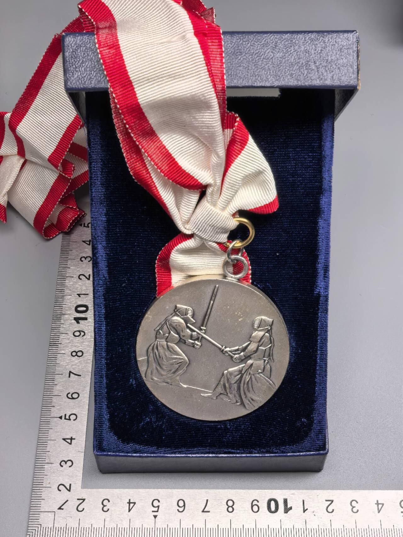 小驴勋章奖章收藏12月27日周六晚六点拍卖（珍爱和平，收藏战争，铭记历史，勿忘国耻，忠党爱国。有偿代拍，送拍规则在简介最后，参拍须阅读规则后再参拍，关系到运费包装发货时效真假辨别等关键信息，拍卖时不再发原图，看大图店主微信码在拍卖店铺介绍里） 日本刑警比赛奖章带盒