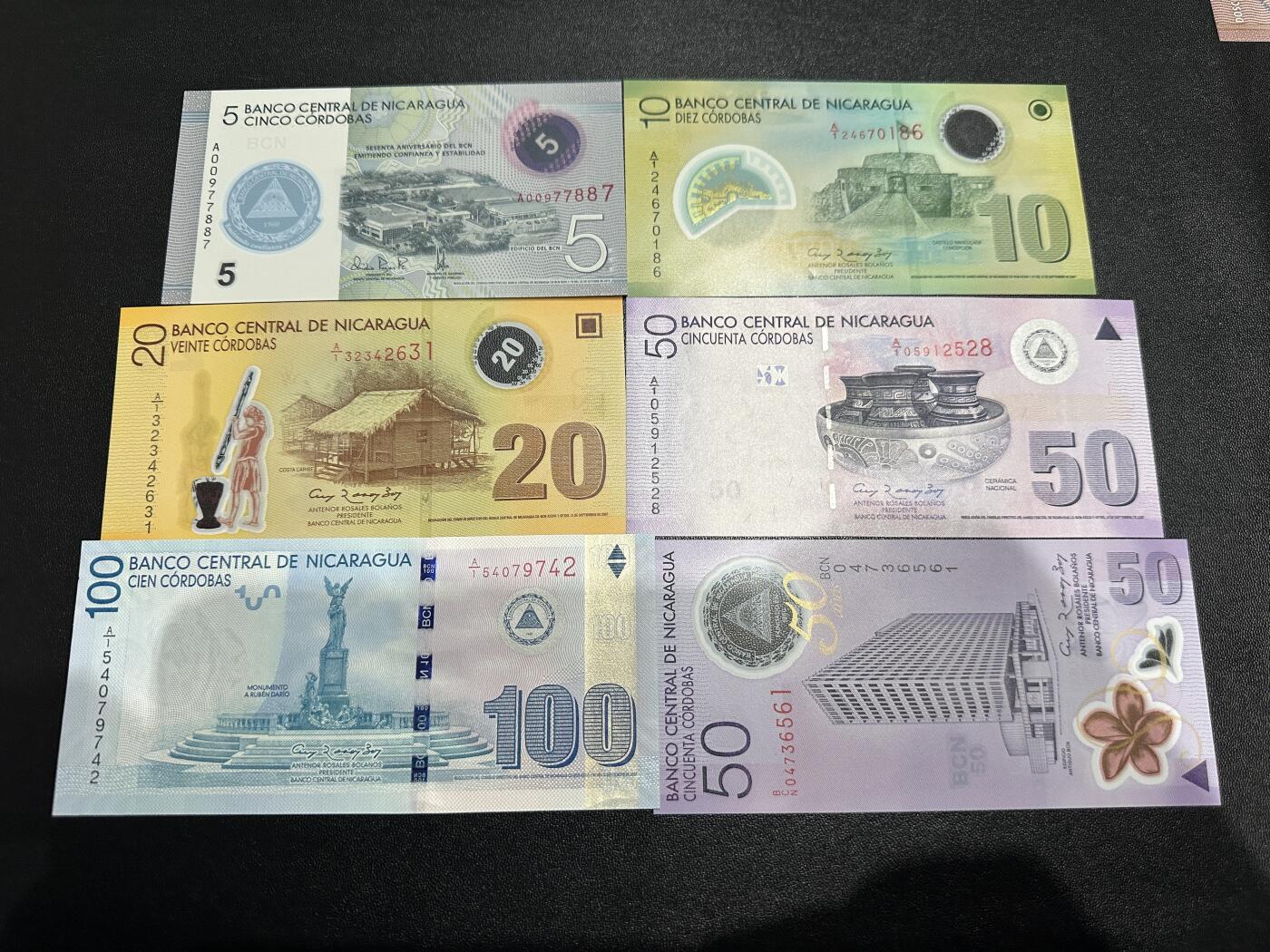 《外钞收藏家》第五百九十七期（年底收官场）（本平台长期征集拍品、欢迎藏友们联系合作） 尼加拉瓜5-100面额 六张一起 50面额有两个版本 有两张是纪念钞 全新UNC A冠/A1冠 100面额有点剪裁瑕疵