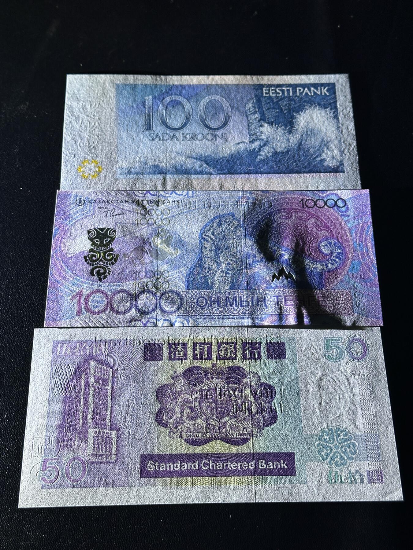 《外钞收藏家》第五百九十七期（年底收官场）（本平台长期征集拍品、欢迎藏友们联系合作） 爱沙尼亚100 无47靓号+AA冠哈萨克斯坦1万+香港渣打50港币 3张一起 全新UNC