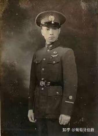 欢庆元旦！戎马世界章牌大赏第109期元旦大拍 民国忠勤勋章证书，授予空军中将潘承祜，有得主非常详细的介绍，得主曾作为飞行员参与抗日战争，驾驶美援飞机击落三架日本零式战斗机，在中原会战时驾驶战斗机攻击日军装甲部队掩护汤恩伯转移