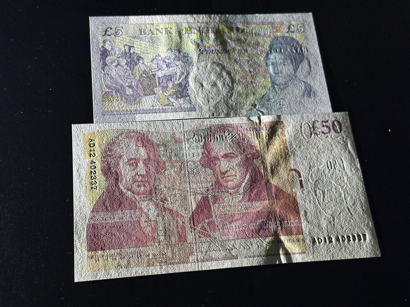 《外钞收藏家》第五百九十七期（年底收官场）（本平台长期征集拍品、欢迎藏友们联系合作） 英国E序列5镑全新轻微潮点+F序列50镑 全新