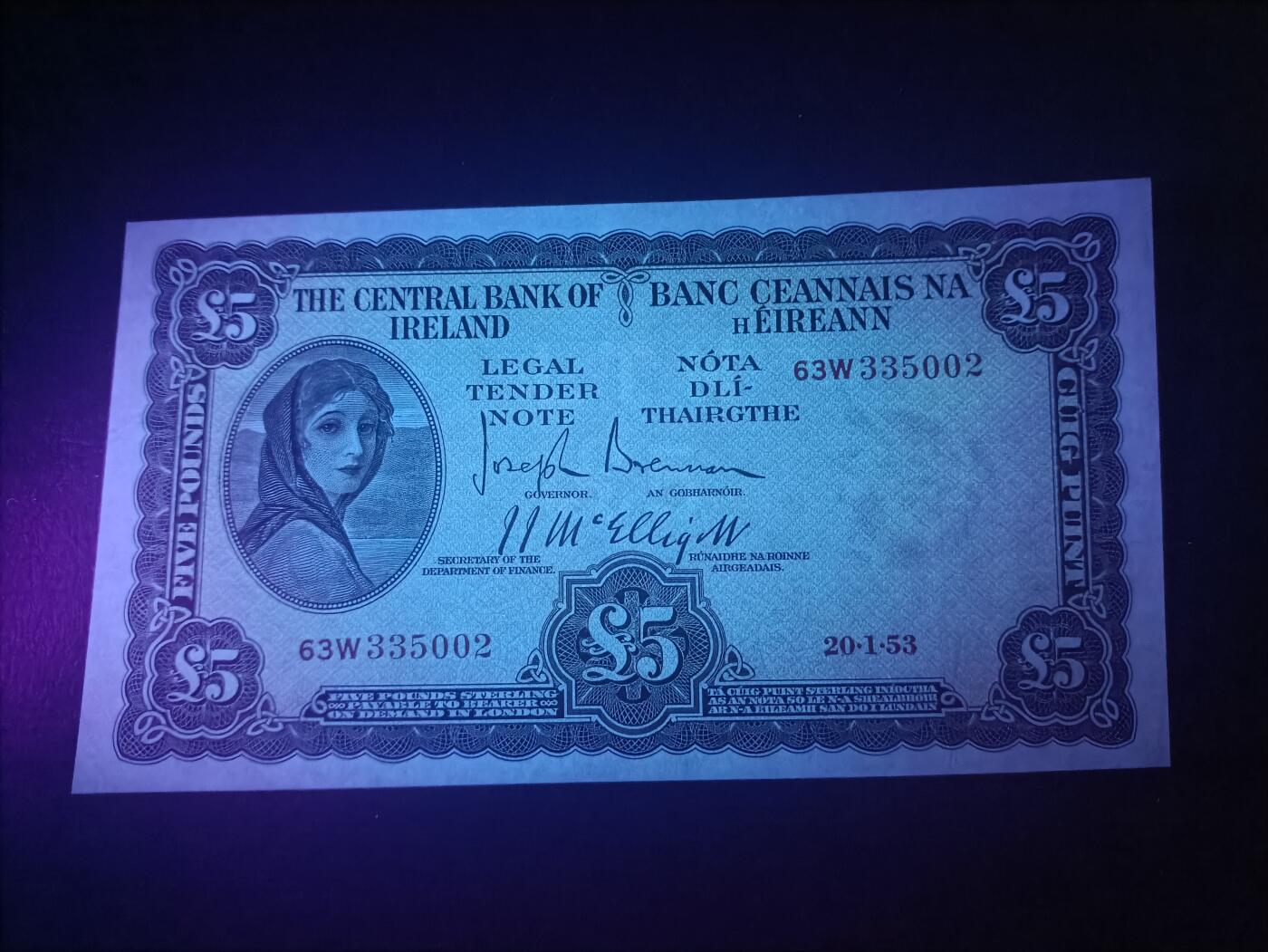 2025十二月第五期，总210期 爱尔兰1953年5镑AUNC无47，早期下方有英爱两国货币互换协议的版本，爱尔兰人格化象征“拉维利夫人”