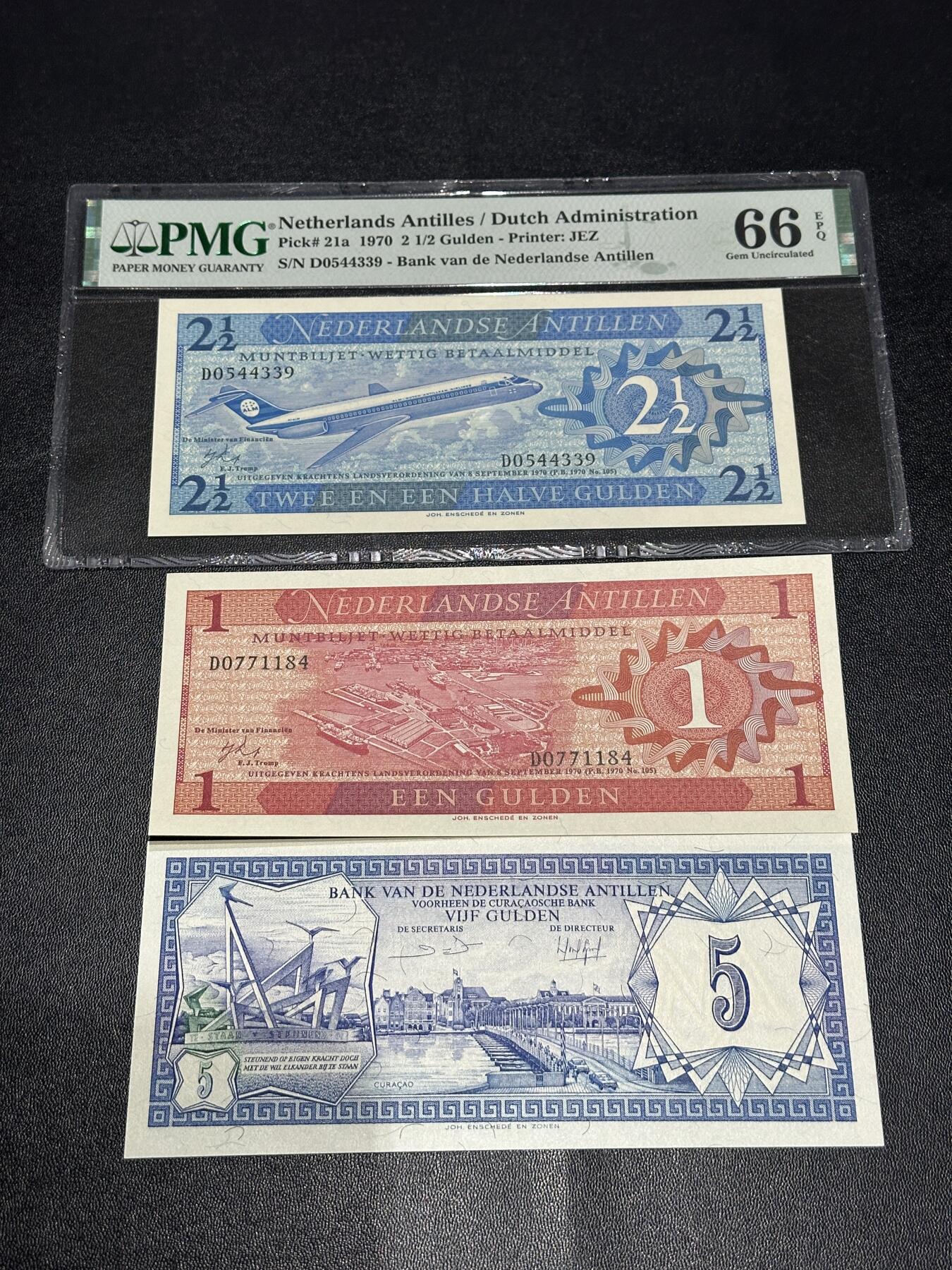 《外钞收藏家》第五百九十七期（年底收官场）（本平台长期征集拍品、欢迎藏友们联系合作） 荷属安第列斯1、2.5、5盾 3张一起 2.5盾PMG66 其他全新