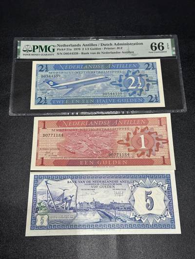 《外钞收藏家》第五百九十七期（年底收官场）（本平台长期征集拍品、欢迎藏友们联系合作） - 荷属安第列斯1、2.5、5盾 3张一起 2.5盾PMG66 其他全新