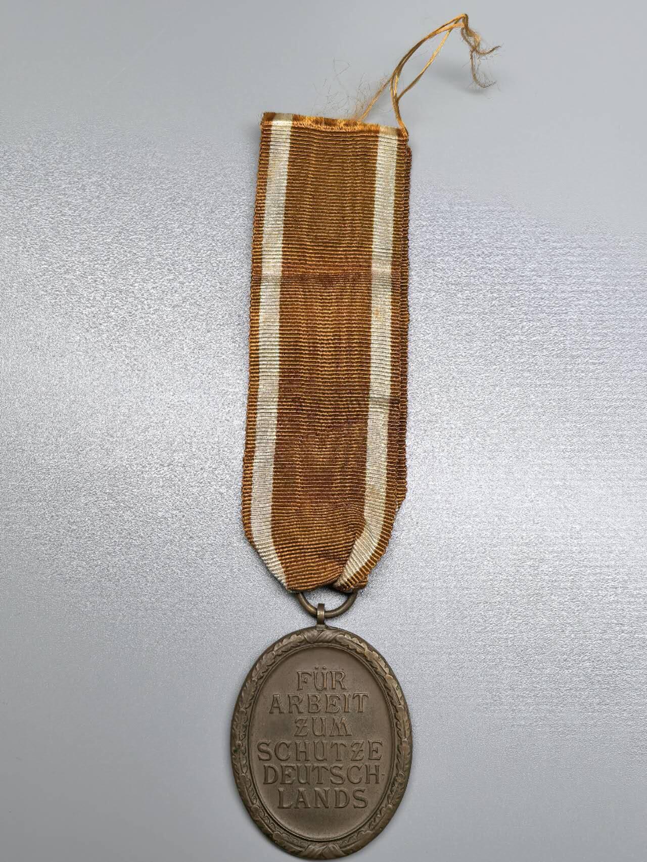 小驴勋章奖章收藏12月27日周六晚六点拍卖（珍爱和平，收藏战争，铭记历史，勿忘国耻，忠党爱国。有偿代拍，送拍规则在简介最后，参拍须阅读规则后再参拍，关系到运费包装发货时效真假辨别等关键信息，拍卖时不再发原图，看大图店主微信码在拍卖店铺介绍里）