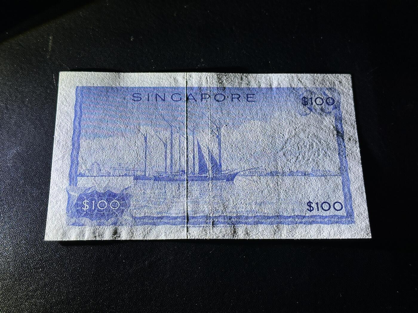 《外钞收藏家》第五百九十七期（年底收官场）（本平台长期征集拍品、欢迎藏友们联系合作） 新加坡花版100元 BWC版精美大票 非全新 品相如图