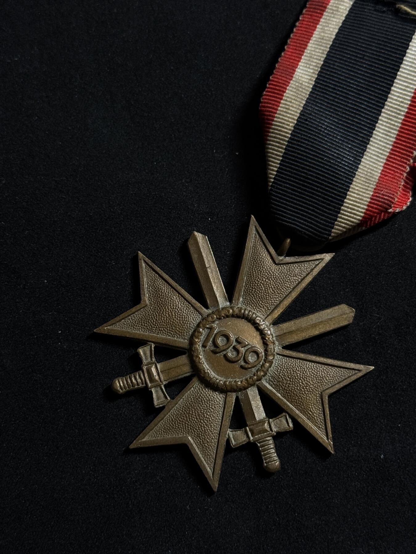 欢庆元旦！戎马世界章牌大赏第109期元旦大拍 铭记历史，珍爱和平！德国二战二级战功十字勋章，绶带有破损