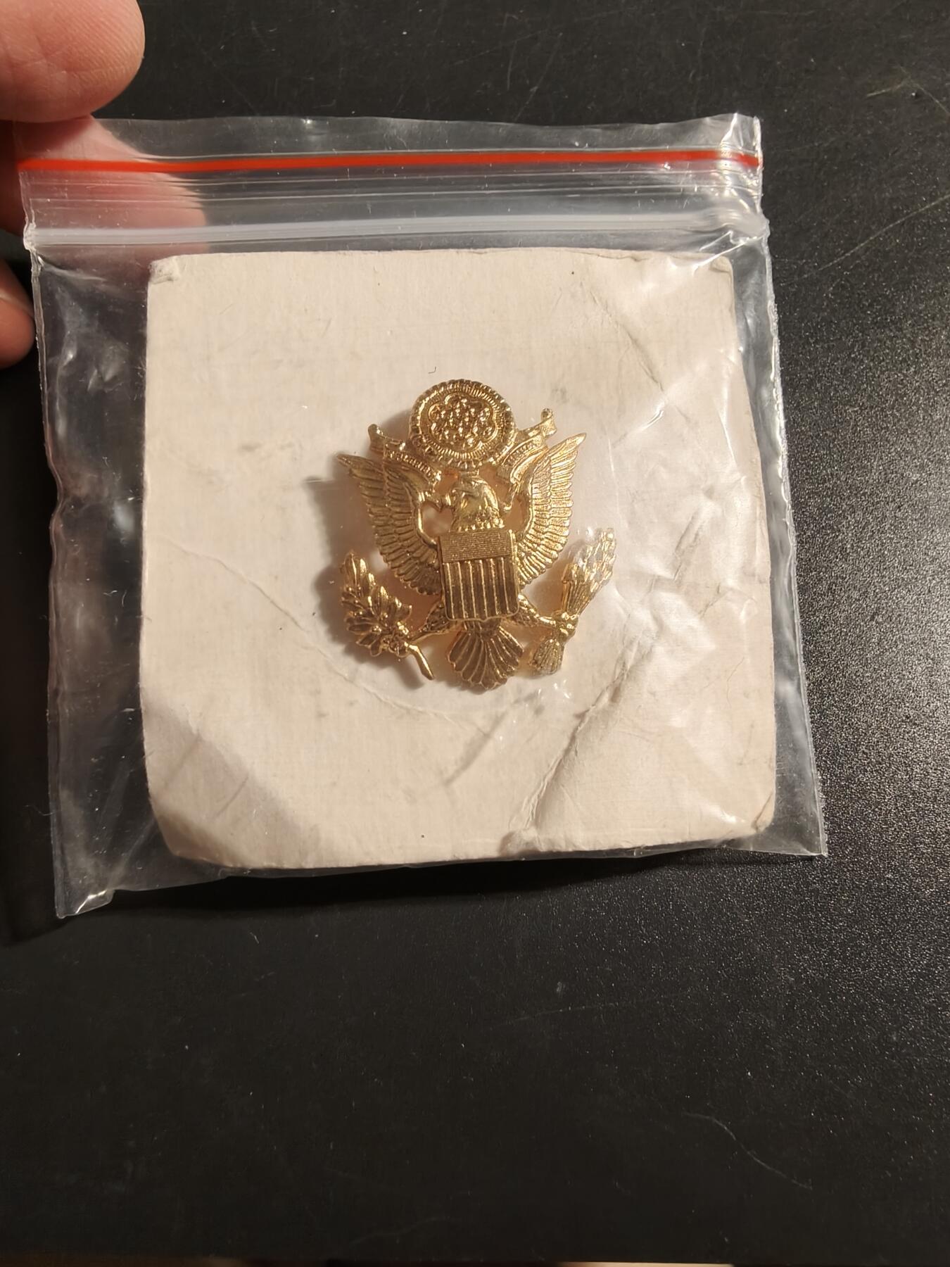 老王徽章第172期 美国陆军大檐帽帽徽    原始封装