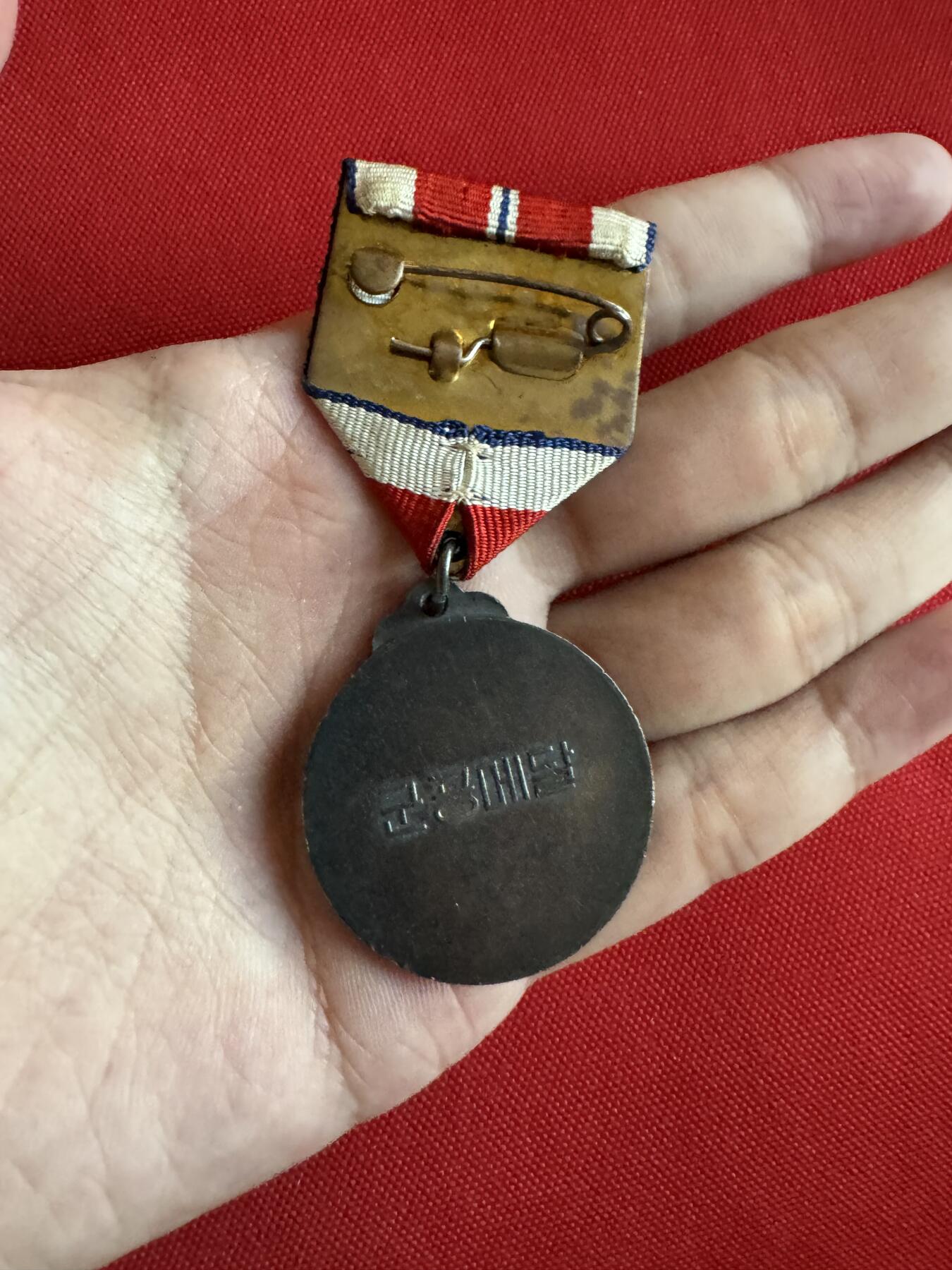 五哥徽章群   27号周六晚上八点4群联拍 银章